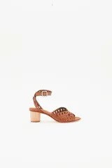 Sandalias de cuero color marrón con diseño calado y tacón de madera.