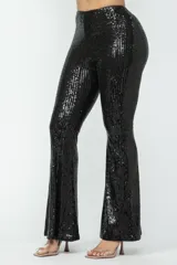 Pantalón de lentejuelas negro con forro interior y corte acampanado.