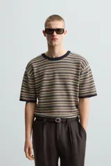 Camiseta regular fit de punto tejido con hilatura de algodón. Tiene cuello redondo, manga corta y acabados en rib.
