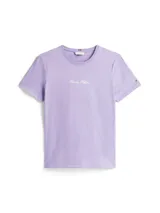Remera lila de algodón con cuello redondo y logo de Tommy Hilfiger bordado en el pecho. Tiene el logo de la marca bordado en la manga.