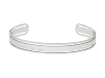 Brazalete rígido abierto de acero plateado con diseño de líneas horizontales y bordes trenzados.