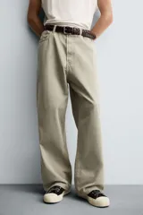 Pantalón de jean blanco, corte holgado y amplio en toda la pierna, tiro medio, tejido ligero, cinco bolsillos, efecto lavado y cierre frontal con cremallera y botón.