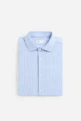 Camisa celeste a rayas verticales blancas, de corte recto, con cuello italiano abierto, manga larga con puños abotonados y cierre frontal con botones.