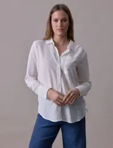 Camisa a rayas verticales color beige y gris, marca Alex & Jordan. Tiene cuello con solapa, abertura central con botones y bolsillo aplicado en el pecho.