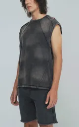 Remera sin mangas con cuello redondo y efecto gastado.