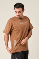 Remera blanca de algodón con estampado frontal que incluye el texto "The Boston Est. 1997" y un texto vertical más largo en el lateral.