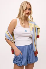 Short celeste con cintura elastizada y bolsillos laterales.