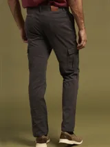 Pantalón cargo azul marino de corte clásico, con bolsillos laterales y traseros. Confeccionado en algodón y spandex.