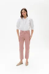 Blusa de lino color rojo con volados frontales que enmarcan el pecho, cuello redondo con mini volado y mangas 3/4 abullonadas con puño elástico. Presenta un cierre frontal con botones y una silueta relajada.