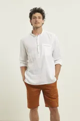 Camisa amarilla de lino con cuello mao y manga larga.
