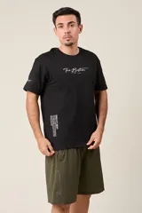 Bermuda deportiva color verde militar, de corte suelto, con cintura elástica y cordón de ajuste. Cuenta con detalles de líneas verticales en los costados y bolsillos laterales con cierre.