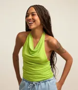Musculosa verde lima de tule, con escote drapeado y lazo en el cuello.