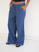 Pantalón de denim celeste de corte amplio, con bolsillos laterales y botón de nácar.
