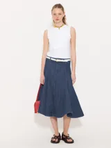 Musculosa blanca de algodón con cuello redondo y corte ajustado.