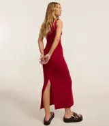 Vestido midi de poliéster y elastano, color rojo, con escote recto asimétrico hombro a hombro, fruncido en el hombro y encaje en la parte baja trasera.