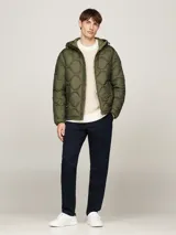 Campera acolchada verde militar con capucha fija y cordón ajustable, cierre de cremallera, dos bolsillos diagonales en la cintura y parche con el logo de Tommy Hilfiger en la manga. Repele el agua y cuenta con aislamiento térmico.