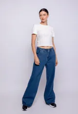 Jean ancho de tiro bajo, loose fit, con bolsillos traseros con solapa y botones.