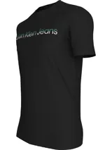 Remera negra de algodón con cuello redondo y mangas cortas. Estampado frontal con el logo "Calvin Klein Jeans" en letras blancas y verde agua.
