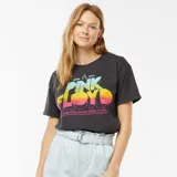 Camiseta negra de corte amplio con estampado del logo de Pink Floyd y las fechas de su gira Atom Heart Mother World Tour.