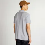 Remera polo gris de piqué de algodón con cuello y mangas con ribete blanco. Tiene cierre de botones y logo bordado en el pecho.