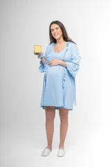 Camisón celeste de algodón con textura acanalada, corte a la rodilla, escote en U con detalle de moño y botones en los hombros para facilitar la lactancia.