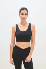 Top deportivo negro con breteles anchos y espalda deportiva.