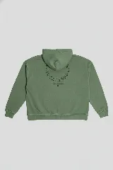 Canguro de felpa color topo con capucha ajustable, bolsillo tipo canguro y puños acanalados. Estampa circular con texto en el pecho.