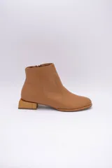 Botines de cuero negro con cierre lateral y taco bajo cuadrado de madera.