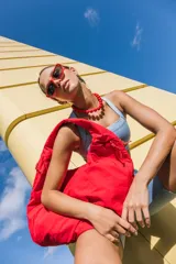 Bolso deportivo tipo duffel bag de nylon color negro, con asas de mano y correa ajustable para hombro. Diseño simple y funcional.