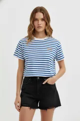 Remera de manga corta a rayas horizontales azules y blancas, con cuello redondo y logo bordado en color naranja en el pecho.