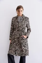 Trench de gabardina de algodón con estampado animal print, bolsillos laterales y lazo de ajuste en la cintura.