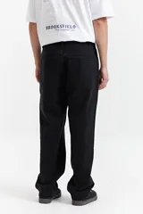 Pantalón de jean celeste claro, corte amplio y tiro medio. Confeccionado en 98% algodón y 2% spandex, con pasacintos.