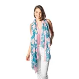 Pashmina rectangular de tela fina color celeste con estampado de flores rosas y borde rosa.