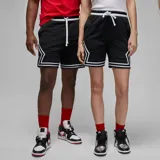 Short deportivo negro de tejido de red con tecnología Dri-FIT, cintura elástica con cordón de ajuste, bolsillos laterales y diseño de rombos blancos en los laterales.