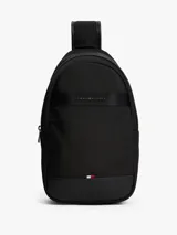 Bandolera Tommy Hilfiger negra de poliéster reciclado, con correa ajustable y logo metálico en el frente.