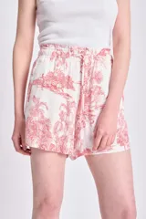 Short casual de lino color crudo con estampado de motivos tropicales en color rosado.