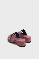 Sandalia de plataforma color rosa con detalles en negro, con exterior de piel y hebillas ajustables.