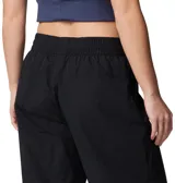 Pantalón negro de mujer, de corte recto y tiro alto, con cintura elástica ajustable con cordón, bolsillos laterales y bolsillo adicional en la pierna. Cuenta con puños ajustables con cordón y forro de malla para mayor transpirabilidad.