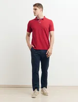 Chomba verde de piqué de algodón con cuello clásico y tapeta de dos botones. Logo bordado en el pecho.