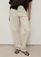 Pantalón de jean color crudo, de tiro alto, corte slouchy y diseño balloon. Cuenta con cinco bolsillos, trabillas y cierre frontal con cremallera y botón.