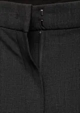 Pantalón de vestir gris oscuro, de corte flare y tiro alto, con bolsillos laterales y traseros de ribete.