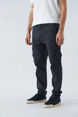 Pantalón cargo slim fit color gris oscuro, con cierre de botón y cremallera, trabillas para cinturón y bolsillos cargo con botones.