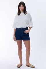 Short de jean azul oscuro, de tiro alto y corte clásico.