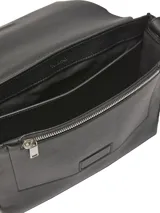 Cartera tipo mensajero de piel sintética negra, con solapa frontal y cierre magnético. Presenta una correa ajustable y múltiples bolsillos interiores.