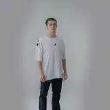 Remera blanca de corte boxy con logo estampado en el pecho y diseño estampado en la espalda y mangas.
