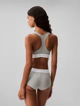 Bombacha hípster gris de algodón modal con textura de canalé y cintura elástica blanca con logo de Calvin Klein.