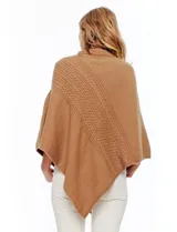 Poncho tejido color negro, con cuello polera y diseño de trenzas diagonales en el frente. Presenta un corte asimétrico en el ruedo.