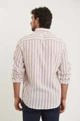 Camisa de lino a rayas verticales azules y blancas, de manga larga con puños abotonados y cuello clásico.