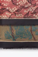 Pañuelo rectangular de modal con estampado floral en tonos ocre, rosa y verde. Tiene terminaciones deshilachadas.