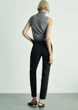 Pantalón de jean negro de corte recto, tiro alto y largo al tobillo.